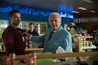 Collide – Bei dem Versuch, den Dorgenboss Hagen Kahl (Anthony Hopkins) zu bestehlen, wird Casey (Nicholas Hoult, l.) von dessen Handlangern Fitch (Johnny Palmiero, 2.v.l.) und Jonas (Aleksandar Jovanovic, r.) hochgenommen.