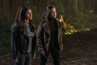 Charmed – Mel Vera (Melonie Diaz, l.); Maggie Vera (Sarah Jeffery, r.)