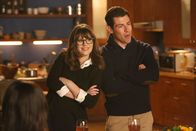 New Girl – Gelingt es Schmidt (Max Greenfield, r.) tatsächlich, Jess' (Zooey Deschanel, l.) Nerven mit einem Ausflug zu beruhigen?
