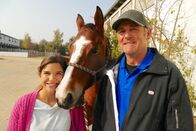 Anna und die Haustiere – Egon ist Reitlehrer und Tiertrainer. Von ihm lernt Anna, wie sie das Vertrauen der jungen Stute Liselotte gewinnt.