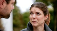 Rote Rosen – Valerie (Maike Johanna Reuter, r.) denkt ernsthaft darüber nach, Olivia an Julius (Jan Stapelfeldt, l.) zur Adoption zu geben.