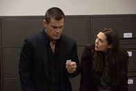 Oldboy – Marie Sebastian (Elizabeth Olsen, r.) hilft Joe Doucett (Josh Brolin, l.), seine Peiniger zu finden und versucht, sein Leben wieder in einigermaßen normale Bahnen zu lenken ...