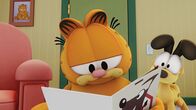Garfield – Garfield studiert die Gebrauchsanweisung für das Hundehalsband.