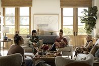 Based on a True Story - Sprich oder stirb! – (v.l.n.r.) Ava Bartlett (Kaley Cuoco); Tanya (Emy Coligado); Carolyn (Aisha Alfa); Serena (Annabelle Dexter-Jones)