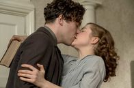 Geheimnis eines Lebens – Joan Stanley (Sophie Cookson) verliebt sich in Leo (Tom Hughes).