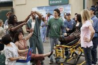 Scrubs - Die Anfänger – v.l.: Nurse Roberts (Aloma Wright), Dr. Christopher Turk (Donald Faison) und Dr. John 'J.D.' Dorian (Zach Braff)
