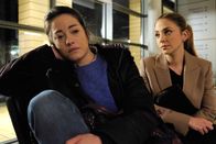 In aller Freundschaft – Arzu Ritters (Arzu Bazman, re.) Kindermädchen Franzi Wilde (Maja Lehrer, li.) ist ratlos. Ihr Freund Hendrik hat eine Verletzung and er Wirbelsäule, die ihn unoperiert irgendwann in den Rollstuhl bringen würde. Doch auch bei der OP kann etwas schief gehen und das Ergebnis wäre das gleiche. Hendrik möchte, dass Franzi für ihn entscheidet. Franzi ist seit langem schon nicht mehr glücklich mit ihm und will diese Entscheidung auf keinen Fall treffen. Arzu rät ihr abzuwarten, Hendrik wird möglicherweise selbst einen Entschluss fassen.
