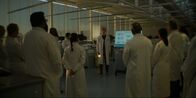 Alice & Jack – Jack (Domhnall Gleeson) präsentiert seinem Team (Komparsen) das neue Forschungsprojekt – doch nicht jeder kann es gutheißen.