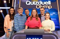 Quizduell - Olymp – Moderatorin Esther Sedlaczek (l.) mit den Kandidat:innen des Teams "Raue": Tim Raue (3.v.l.) und Katharina Raue (3.v.r.), sowie dem Rateteam Marie-Lousie Finck (r.), Eckard Freise (2.v.l.) und Thorsten Zirkel (2.v.r.).