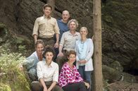 Der Ranger - Paradies Heimat – v.l.n.r.) 1. Reihe: Regisseurin Franziska Hörisch, Lisa Tzschirner (Rolle Emilia Graf), Produzentin Gabriela Brenner. 2. Reihe: Philipp Danne (Rolle Jonas Waldek), Götz Schubert (Rolle Torsten Schrader), Jörg Witte (Rolle Christoph Fischer) und Redakteurin Melanie Brozeit.