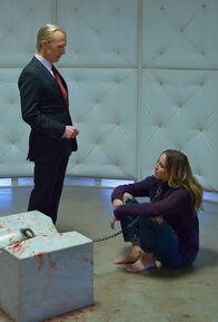 The Strain – Während Eichorst (Richard Sammel, l.) Dutch (Ruta Gedmintas, r.) benutzt, um alte Erinnerungen aufleben zu lassen, verliert Abraham das Occido Lumen möglicherweise für immer, obwohl er es doch gerade erst gefunden hat ?