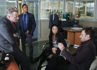 Elementary – Gemeinsam ermitteln sie in einem neuen Mordfall: Sherlock Holmes (Jonny Lee Miller, r.), Joan Watson (Lucy Liu, 2.v.r.), Tobias Gregson (Aidan Quinn, l.) und Marcus Bell (Jon Michael Hill, 2.v.l.) ...