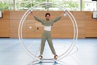 Princess of Science – Linh zeigt welche physikalischen Kräfte beim Rhönradturnen eine Rolle spielen.