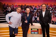 Genial daneben - Das Quiz – Hugo Egon Balder (r.), Hella von Sinnen (M.), Wigald Boning (L.) und zahlreiche Gaststars lösen von Montag bis Freitag skurrile, bunte oder wissenswerte Fragen der Zuschauer - heiter, ausgelassen und kreativ.