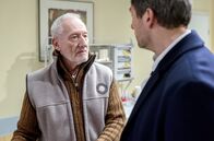 Sturm der Liebe – Christoph (Dieter Bach, r.) gibt Alfons (Sepp Schauer, l.) die Schuld an Alicias Unfall.
