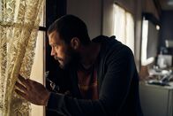 The Tourist - Irisches Blut – Der Fremde (Jamie Dornan) weiß nicht, was die Polizei von ihm will. Er glaubt jedoch nicht, dass man ihn nach einer Aussage einfach so gehen lassen würde.