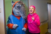 TanzAlarm – TanzTapir trifft Kid Clio. Sie bringt Freude ins Krankenhaus mit ihrem Song "Fühl mich so gut".