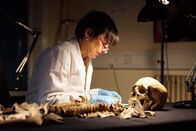 Aufgedeckt - Rätsel der Geschichte – Picture Shows: Dr. Charlotte Roberts inspecting a skeleton
