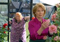 Luises Versprechen – Haushälterin Rita (Ulrike Bliefert) ahnt nicht, dass Luise (Christiane Hörbiger, re.) von mysteriösen Schwächeanfällen heimgesucht wird.
