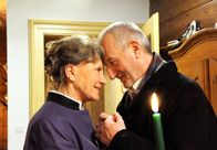 Sturm der Liebe – ARD STURM DER LIEBE FOLGE 1291 Uhr im ERSTEN. Alfons (Sepp Schauer, r.) und Hildegard (Antje Hagen, l.) versöhnen sich.