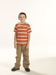The Middle – (3. Staffel) - Mit anderen Menschen hat es Brick (Atticus Shaffer) nicht so wirklich, dafür mag er Bücher umso mehr ...