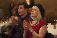 Agatha Raisin – DC Bill Wong (Matt McCooey) genießt den Scheunenball im Dorf, doch Agatha Raisin (Ashley Jenson) rätselt immer noch, wer Jimmy getötet hat. Sie hat die neuen Einwohner des Dorfes im Visier.