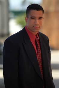 Charmed - Zauberhafte Hexen – Ein FBI-Agent ist auf die drei Hexen aufmerksam geworden und offenbart ihnen, dass er über alles bescheid weiß. Morris (Dorian Gregory) vertraut seinem "Kollegen" nicht.