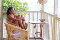 Death in Paradise – Camille (Sara Martins) grübelt nicht nur über den Fall, sondern auch über ihre Zukunft nach.