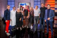 Fakt oder Fake – L-R: Andre Wolf, Ella Staufer, Marianne Mendt, Nicole Amberg, Raphael Steinbock, Katharina Straßer, Oliver Baier, Bernhard Weingartner, Clemens Maria Schreiner.