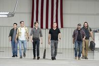 MacGyver – MacGyver (Lucas Till, 3.v.l.) und Jack Dalton (George Eads, 3.v.r.)