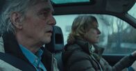 Sterben – Lissy Lunies (Corinna Harfouch) ist mit ihrem Mann Gerd Lunies (Hans-Uwe Bauer) unterwegs.