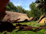 Große Völker der Geschichte – Germanisches Langhaus im thüringischen Niederorla. Die Größe des Hauses bestimmte über den sozialen Status der Menschen.