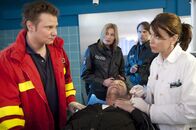 Notruf Hafenkante – v.r.) zu ermitteln: Ist der Fremde (Georg Jungermann, liegend) der Täter?
