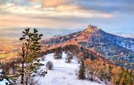 Expedition in die Heimat – Stockfotografie Winterblick auf die Burg Hohenzollern, Deutschland: lizenzfreie Fotos