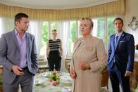 Die Rosenheim-Cops – v.l.) und Markus Achleitner (Florian Stadler, r.) geben sich zwar gegenseitig ein Alibi, doch Kommissar Hansen (Igor Jeftic, l.) ist skeptisch.