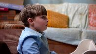Ray & Liz – Jason (Joshua Millard-Lloyd) wird von seinen Eltern total vernachlässigt.