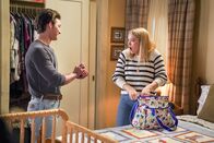 Young Sheldon – Georgie Cooper (Montana Jordan, l.); Mandy McAllister (Emily Osment, r.)