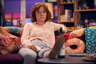 Ruby – Rubys Mutter Alexa (Irene Rindje) hat Streit mit ihrem Mann und sucht Trost im Rotwein.