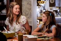 Young Sheldon – Mary (Zoe Perry, l.); Missy (Raegan Revord, r.)