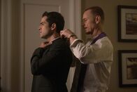 The Exorcist – Müssen sich entscheiden, ob sie sich der Kirche beugen oder ohne Segen des Vatikans einen Exorzismus durchführen: Pater Tomas (Alfonso Herrera, l.) und Pater Marcus (Ben Daniels, r.) ...