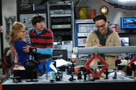 The Big Bang Theory – Howard (Simon Helberg, M.) bringt seine neue Freundin Bernadette (Melissa Rauch, l.) zum Abendessen zu seinen Freunden mit. Als sie im Laufe des Abends Interesse an Leonards (Johnny Galecki, r.) Experiment zeigt, lädt dieser sie ein, es sich anzusehen. Howard reagiert eifersüchtig ...