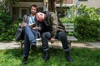 Einstein – Während Einstein (Tom Beck, l.) völlig ungerührt seine Forschungsergebnisse notiert, muss sein Banknachbar (Maxwell Richter, r.) erleben, wie seine geliebte französische Bulldogge Susi von einer Leiche erschlagen wird ...
