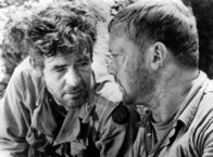 Tag ohne Ende – Sergeant Montana (Aldo Ray) und Leutnant Benson (Robert Ryan, li.) beraten ihr weiteres Vorgehen in einer kritischen Situation.