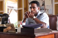 Death in Paradise – Sergeant Fidel Best (Gary Carr) ist bestürzt über den Tod seines Vorgesetzten Richard Poole. Ausgerechnet der brillante Mordermittler ist nun selbst Opfer eines Killers geworden.