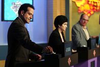 Monk – Monk (Tony Shalhoub, l.) nimmt sogar als Kandidat an der Gameshow teil, um den ständig gewinnenden Val Birch (Larry Brandenburg) auf die Schliche zu kommen.