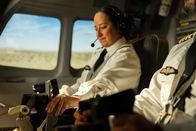 Mayday - Alarm im Cockpit – Nachdem die Vorflugkontrollen von First Officer Yousif (gespielt von Maissa Houri) abgeschlossen sind, bereiten sie und Captain Benaouicha (gespielt von Elie Gemeal) den Air Algérie-Flug 6289 für den Abflug vom Flughafen Tamanrasset vor und beginnen damit den Inlandsflug nach Algier. (Cineflix 2025/Shay Markowitz)
