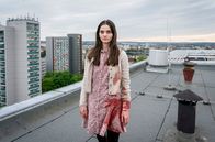 Tatort – Amanda (Emilie Neumeister) auf einem Hausdach, sie sucht ihre Schwester Jana.
