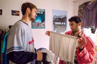 All You Need – Levo (Arash Marandi, re.) leistet “erste Hilfe“ bei Robbie (Frédéric Brossier).
