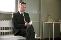 Charité – Fritz Kolbe (Marek Harloff), ein hoher Beamter des Außenministeriums, findet sich täglich in Sauerbruchs Vorzimmer ein. Ist er ein Spitzel?.