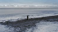 Alaska - Eisige Tradition – Daniel Apassingok durchkämmt den Strand von Gambell, Alaska, nach Meeresgemüse